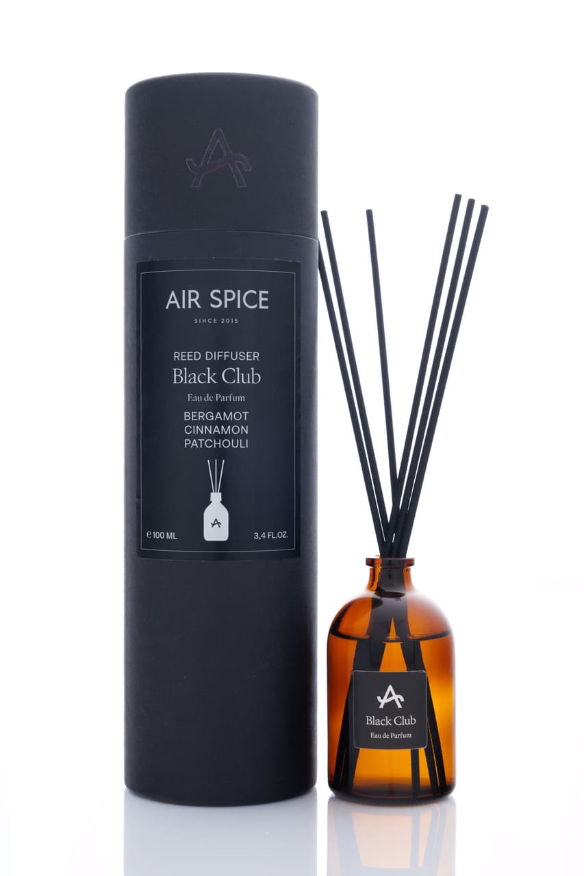 Reed Diffuser aus getöntem Glas, daneben die Verpackung
